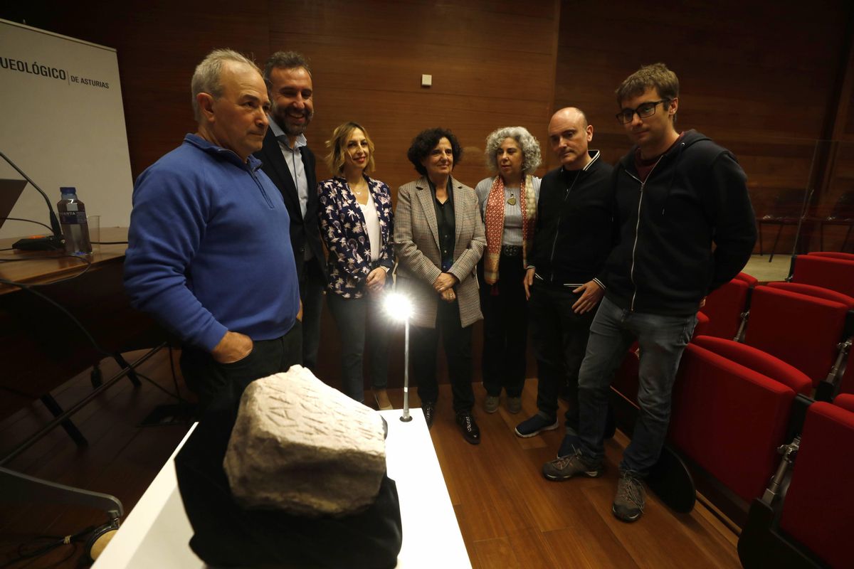 Manuel Antonio Fraiz, a la izquierda, ante la lápida de Camulo Vigano, junto a María Antonia Pedregal, Alberto Pajares, Susana Madera y Pablo León.