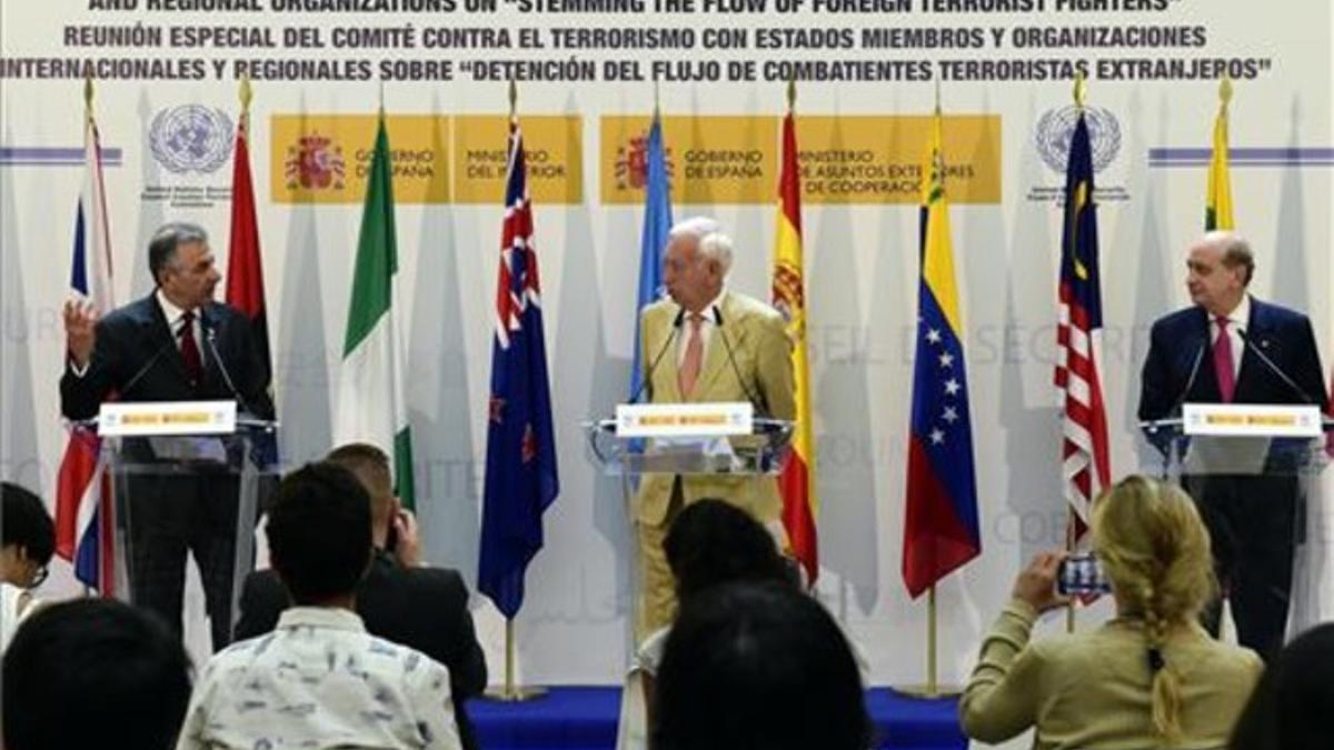 El ministro de Asuntos Exteriores, el presidente del Comité contra el Terrorismo de la ONU y el ministro de Interior en una conferencia que ha tenido lugar este martes en Madrid.