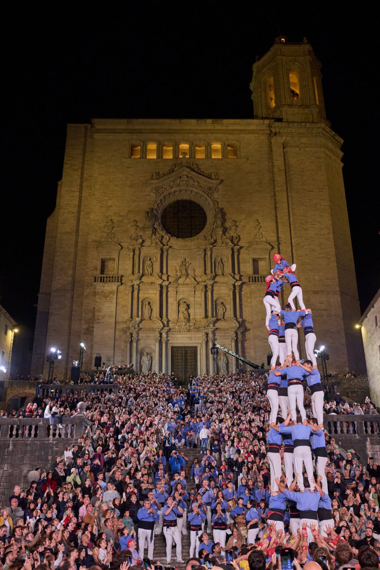 Les imatges de la pujada del pilar de 4 a les escales de la Catedral