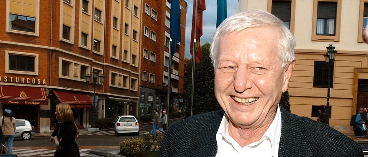 Hans Magnus Enzensberger, en Oviedo, en 2002, cuando vino a recoger el  premio «Príncipe de Asturias». | LNE