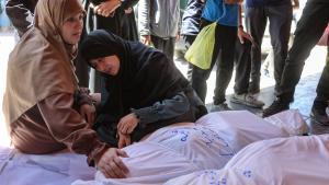 Escenas de dolor por sus muertos en Gaza.