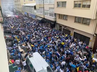 Una emocionada afición canta '¡Forza Dépor!' en la calle San Juan
