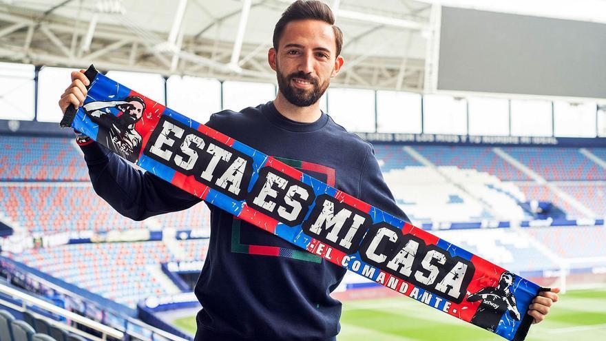 Marcelino, en el medio, en su etapa de jugador levantinista. | LEVANTE-EMV