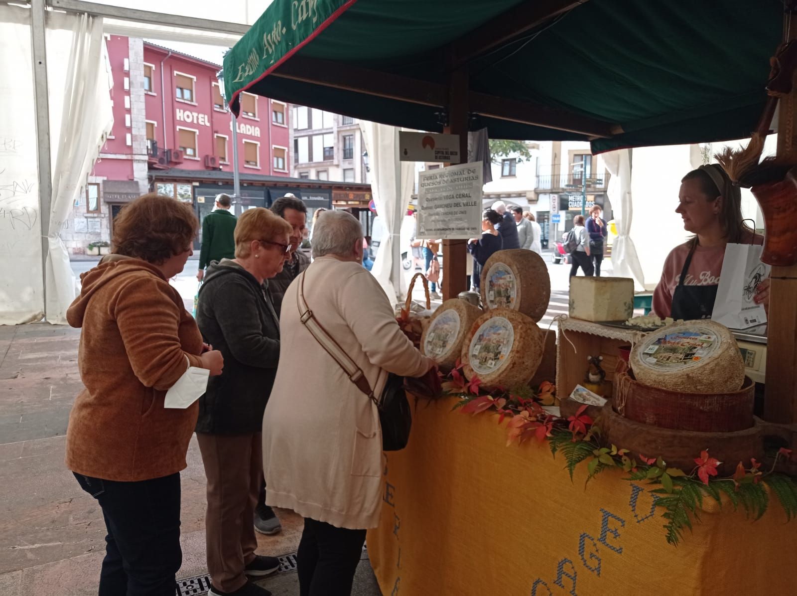 Cangas de Onís se da al queso: todas las imágenes de la feria regional en la capital del concejo