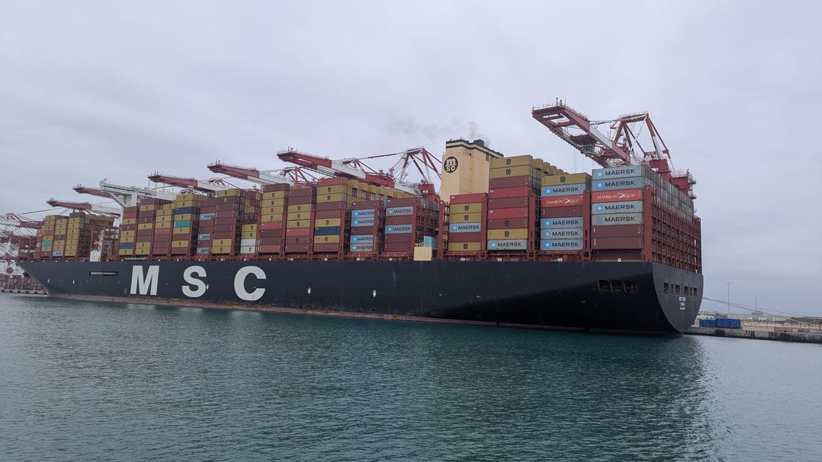 Buque de la naviera MSC, atracado en el Port de Barcelona.