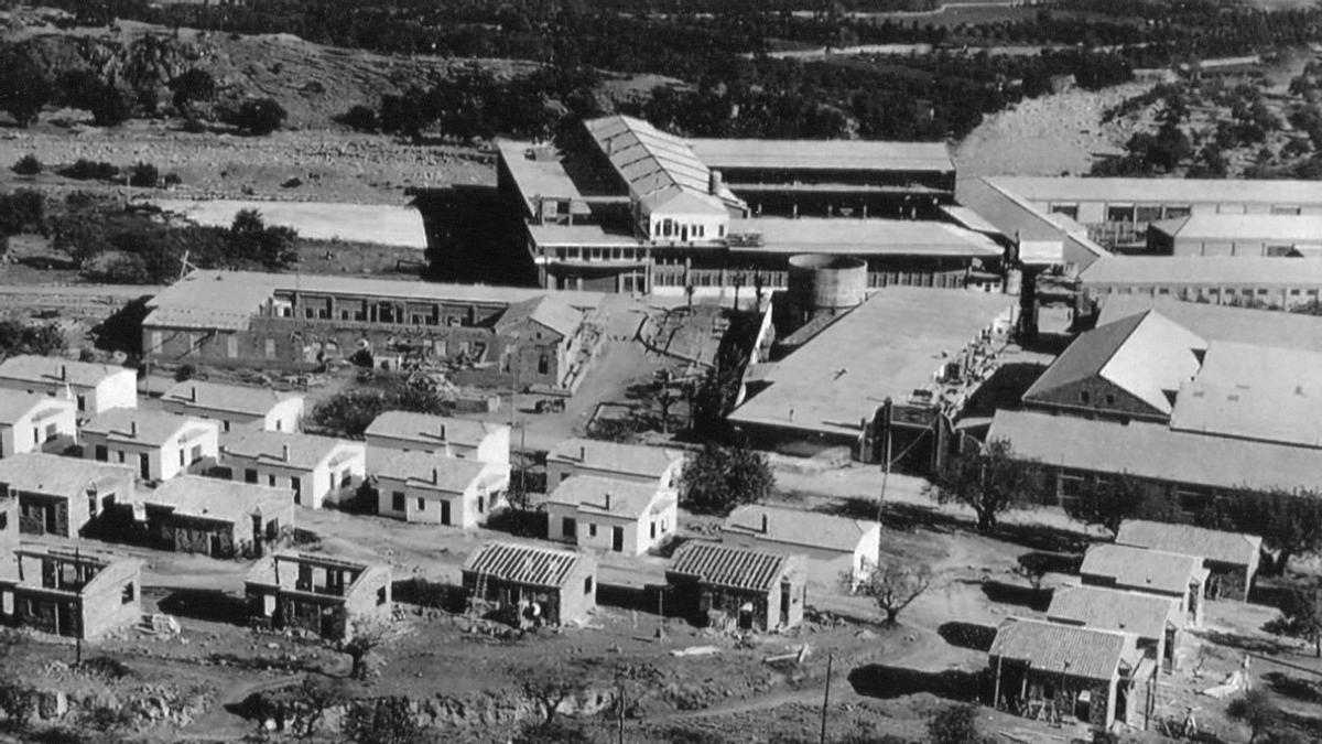 Imagen histórica del inicio de los trabajos de construcción de la Colonia Segarra de la Vall d&#039;Uixó.