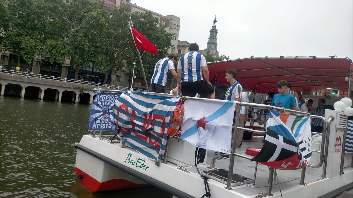 Una de las gabarras, preparada antes de zarpar