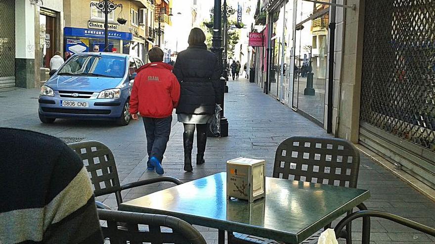 La comercial calle de Sant Francesc de Borja de Gandia. | LEVANTE-EMV