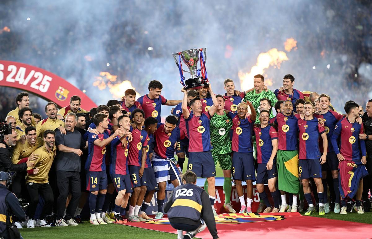 Los jugadores del Barça levantando el trofeo de Liga al finalizar el partido de liga entre el FC Barcelona y el Villarreal en el estadio Lluís Companys.