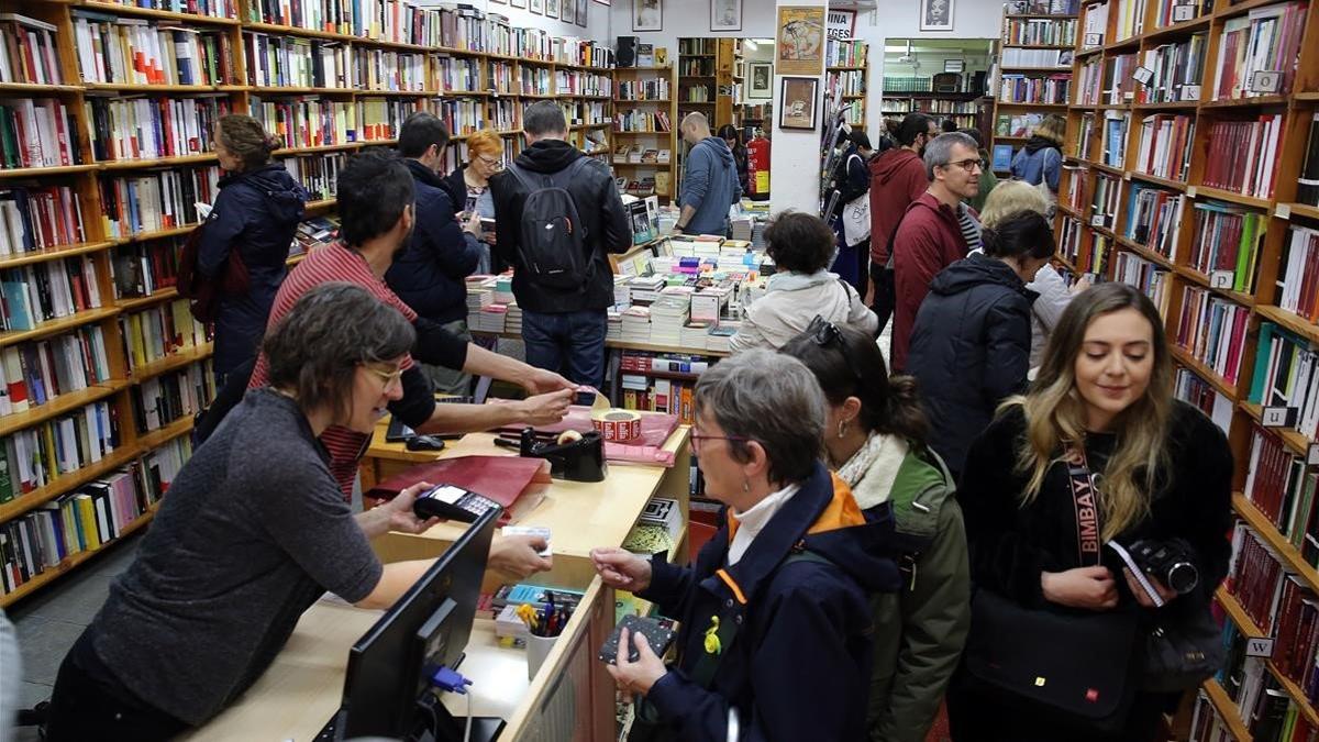 Ambiente de Sant Jordi en la librería Taifa de Gràcia, en el 2019