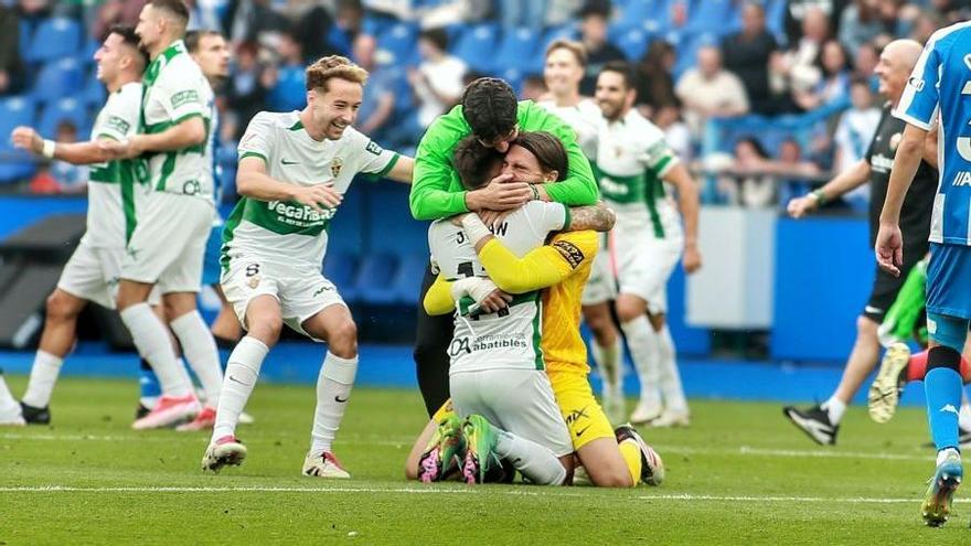 Los jugadores del Elche FC celebran el ascenso tras finalizar el partido en Riazor