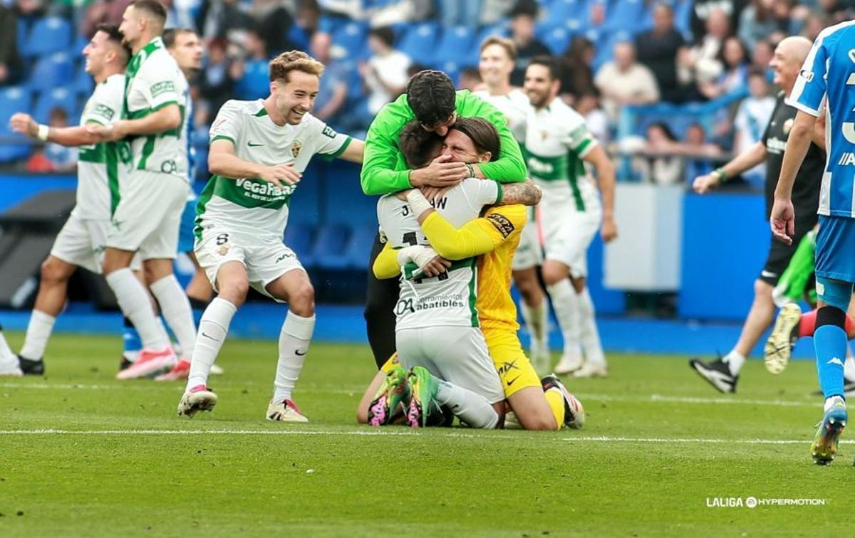 Los jugadores del Elche FC celebran el ascenso tras finalizar el partido en Riazor