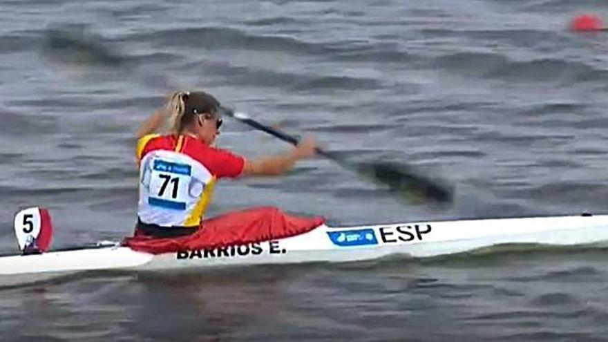 Eva Barrios, tirando en solitario poco después de la salida del K1 5.000.