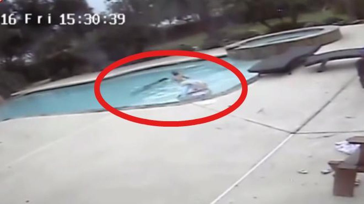 La mare es va marejar a la piscina i la petita Allison ràpidament va reaccionar i la va salvar de morir ofegada.