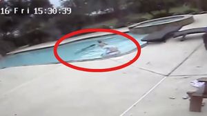 La mare es va marejar a la piscina i la petita Allison ràpidament va reaccionar i la va salvar de morir ofegada.