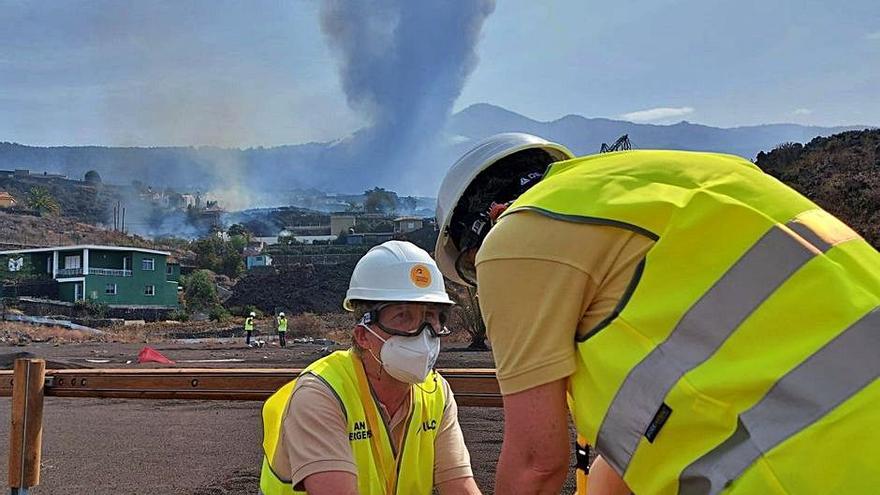 Personal de la ULPGC realiza mediciones cerca del volcán. | | EUROPA PRESS