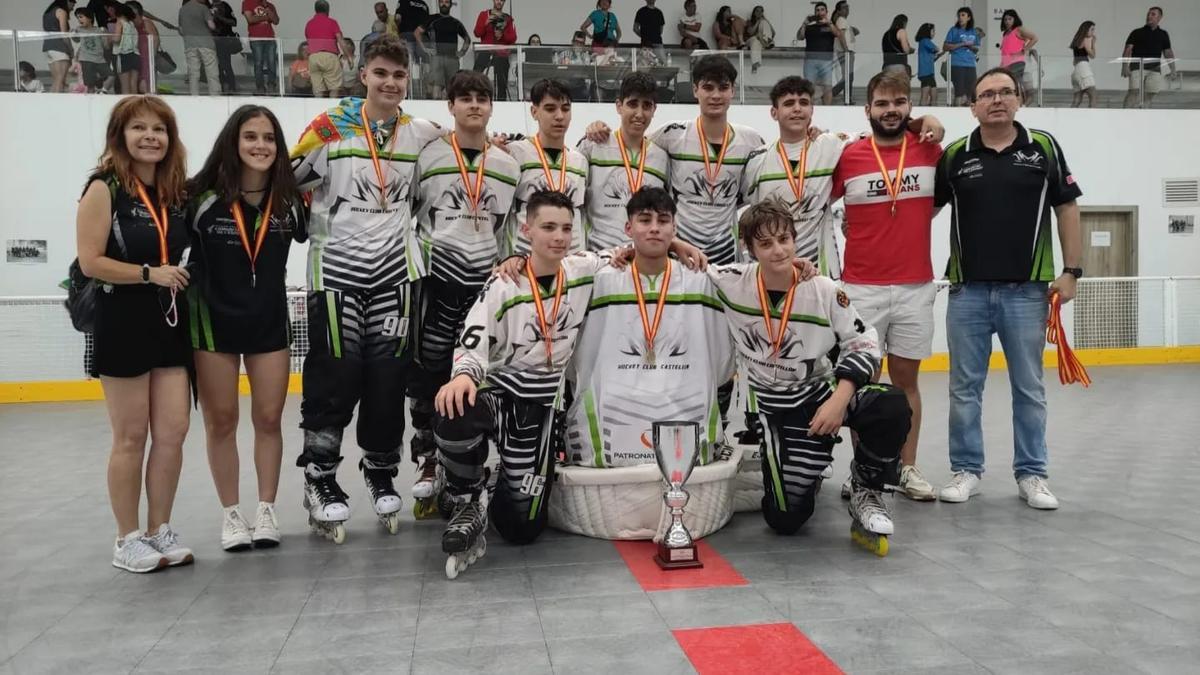 Los 'Gladiators' juveniles posando con el trofeo de campeones de España.