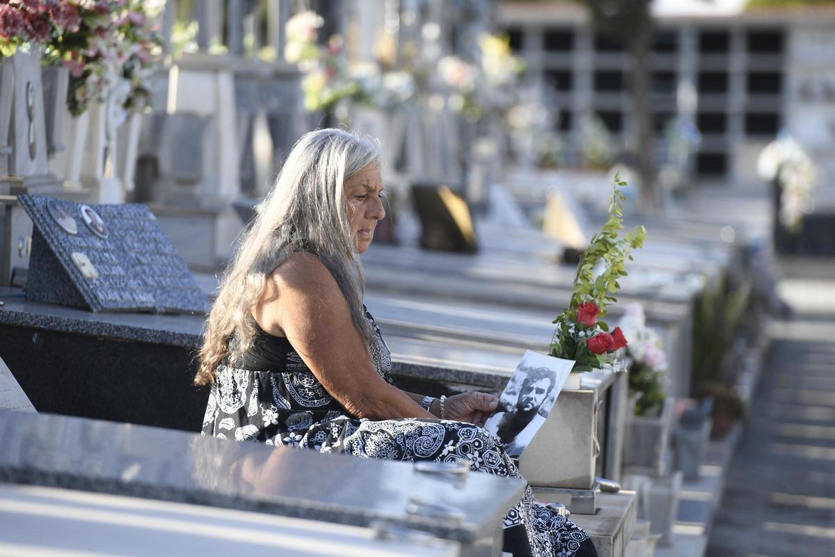 Victoria Sánchez-Bravo, ayer en el cementerio Nuestro Padre Jesús de Murcia.