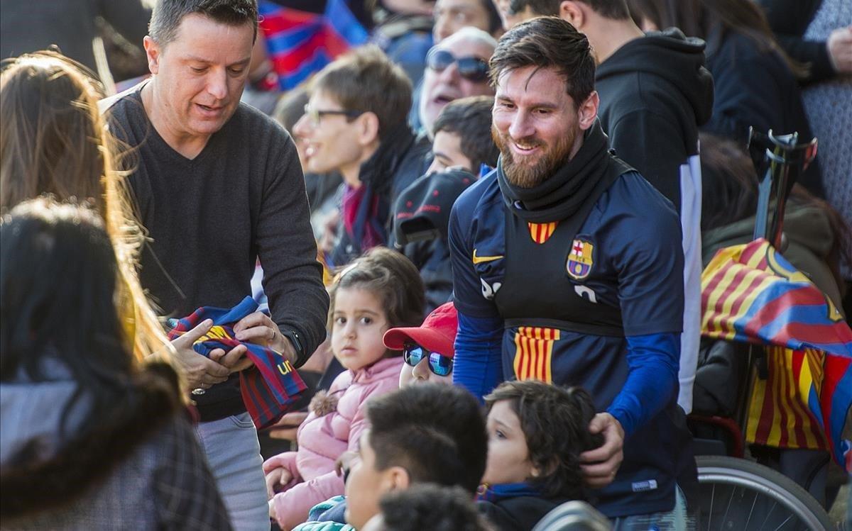Leo Messi firma autógrafos a los niños tras la jornada de puertas abiertas previa a la festividad de Reyes en el Mini Estadi.
