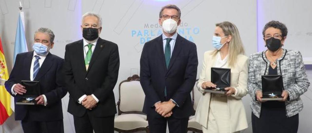 José Antonio Redondo, Miguel Santalices, Alberto Núñez Feijóo, Dolores Fernández Galiño y Rosario Álvarez, ayer, en la entrega de Medallas del Parlamento gallego.   | // XOÁN ÁLVAREZ