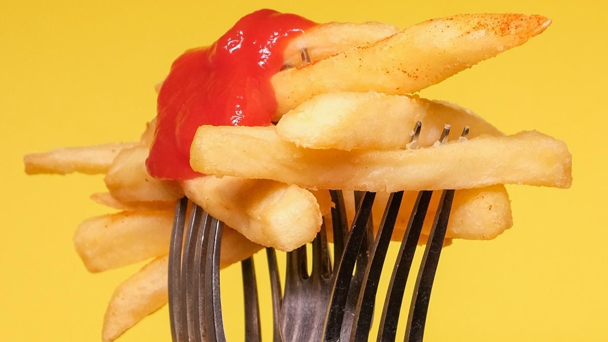 Una empleada d’un restaurant es posa a disparar per unes patates fregides | Vídeo