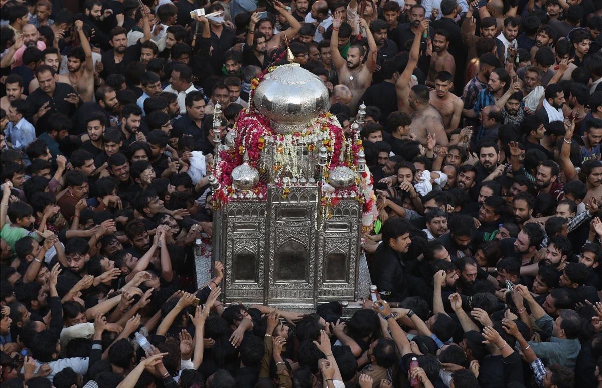 Fieles celebran este martes el día del mártir Hazrat Ali, primo del profeta Mahoma, en el vigésimo primer día del Ramadán en Lahore, Pakistán