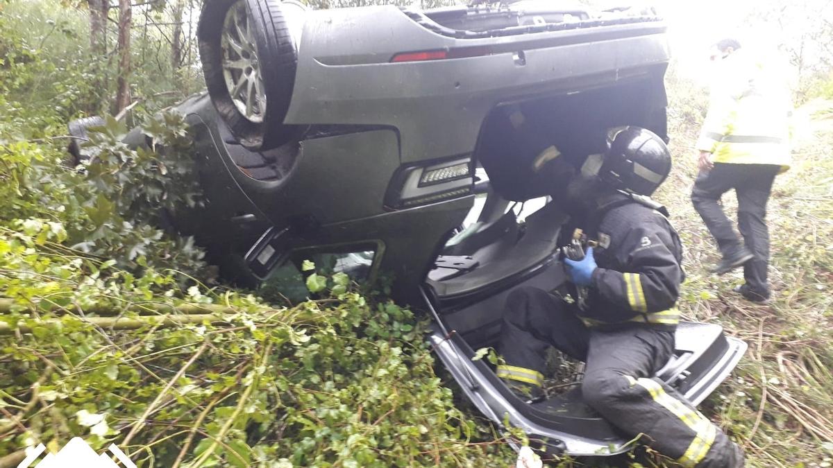 Los bomberos en plena intervención.