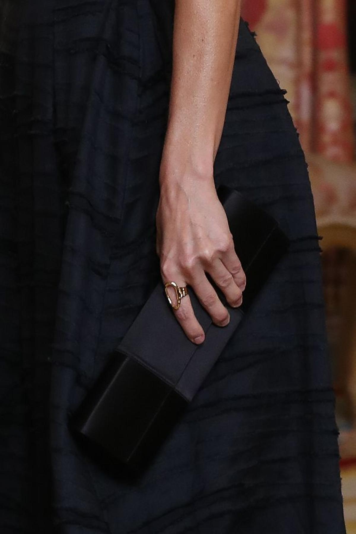 Detalle del anillo y del clutch de la Reina Letizia