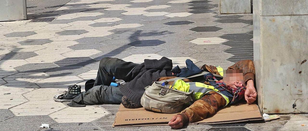 Un sin techo en la avenida de Bartomeu Roselló de Ibiza, en una imagen de archivo. | J. A. RIERA