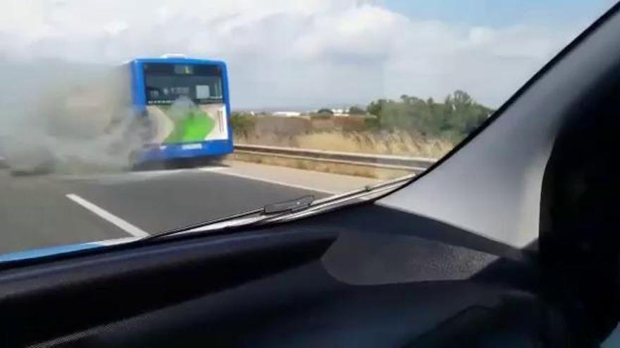 Stadtbus geht am Flughafen von Mallorca in Flammen auf