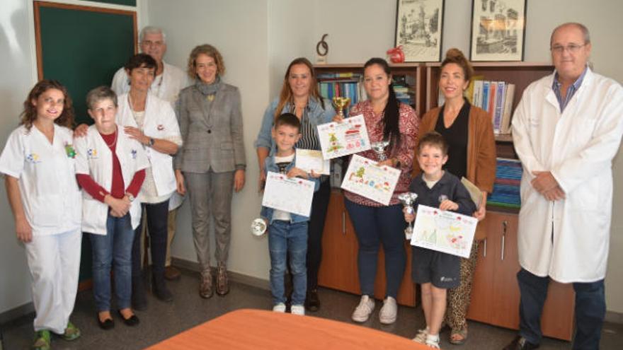 Responsables hospitalarios y pacientes premiados.