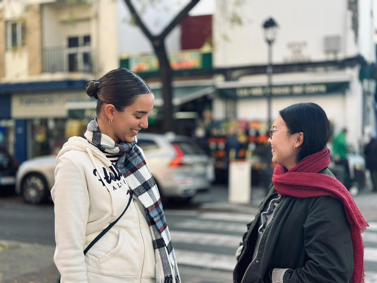 Elena y Laura, hermanas de las hermandades del Cerro del Águila pasean por la calle Afán de Ribera.