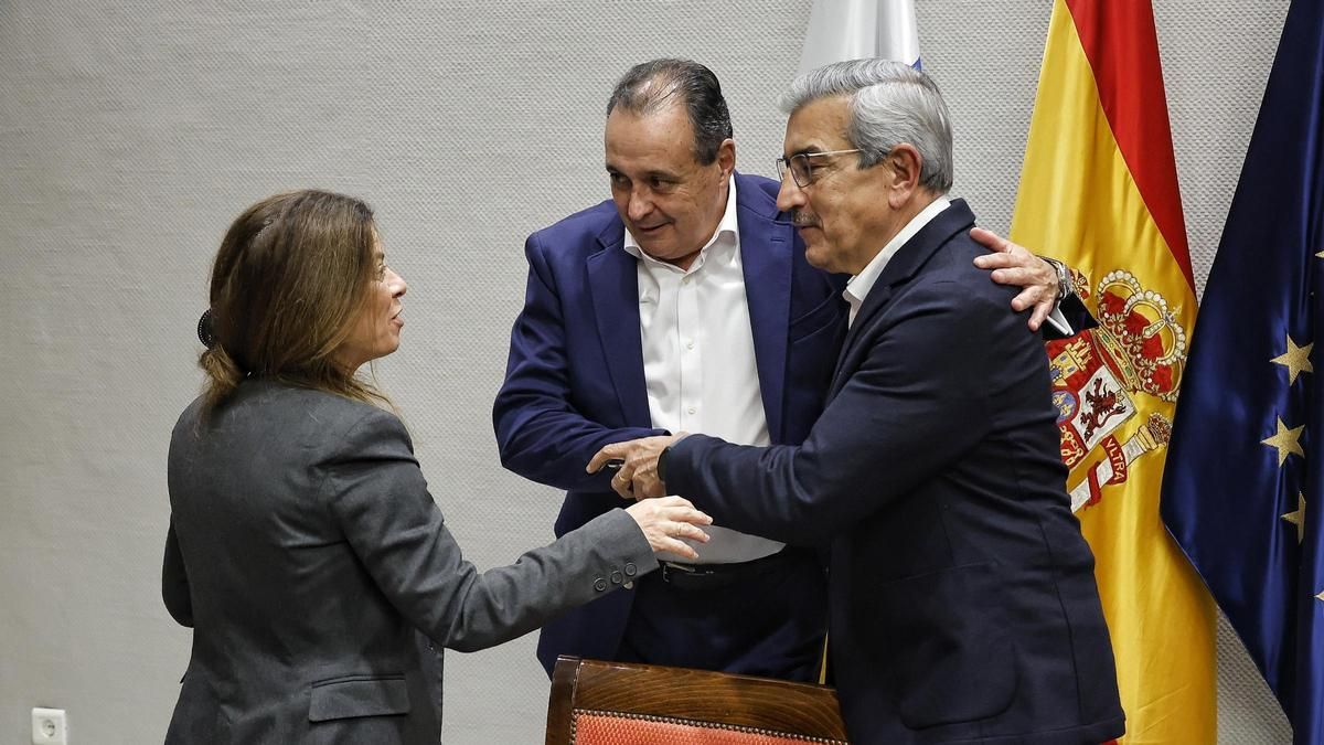 Román Rodríguez (d) y Blas Trujillo (c) conversan con la diputada nacionalista Socorro Beato.