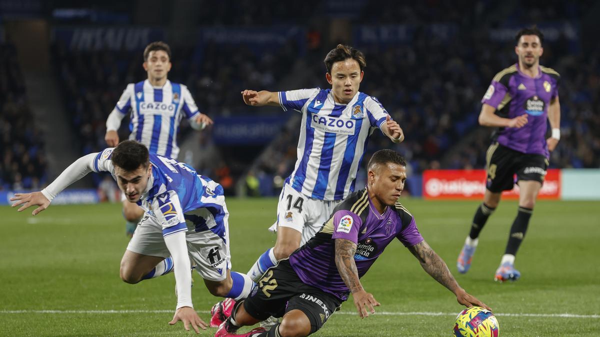 Una jugada del Real Sociedad - Valladolid.