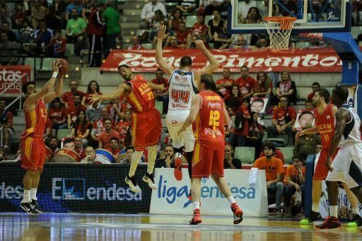 Partido entre el UCAM Baloncesto y el Manresa