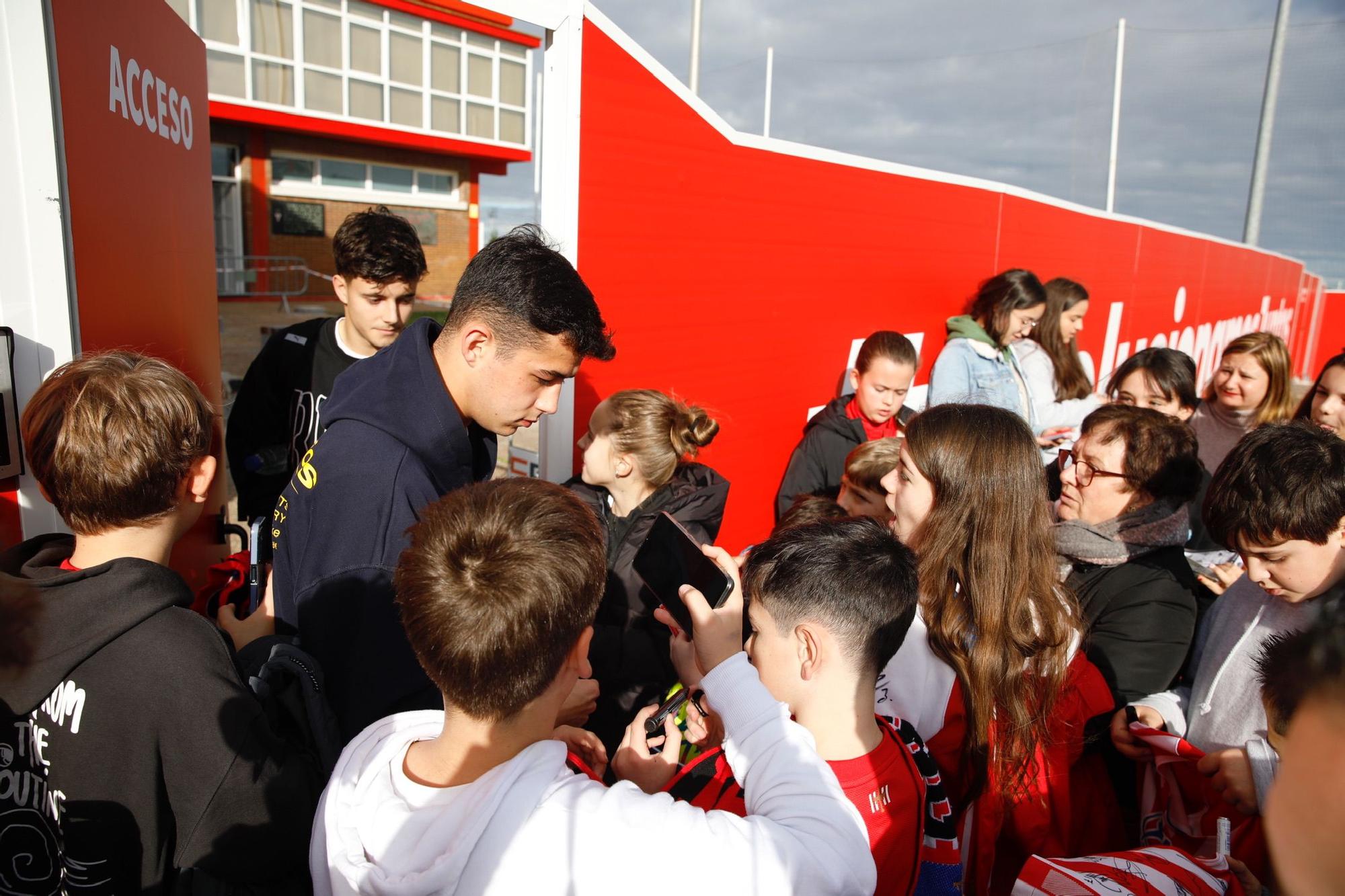 En imágenes: Así fue el encuentro entre aficionados y jugadores del Sporting