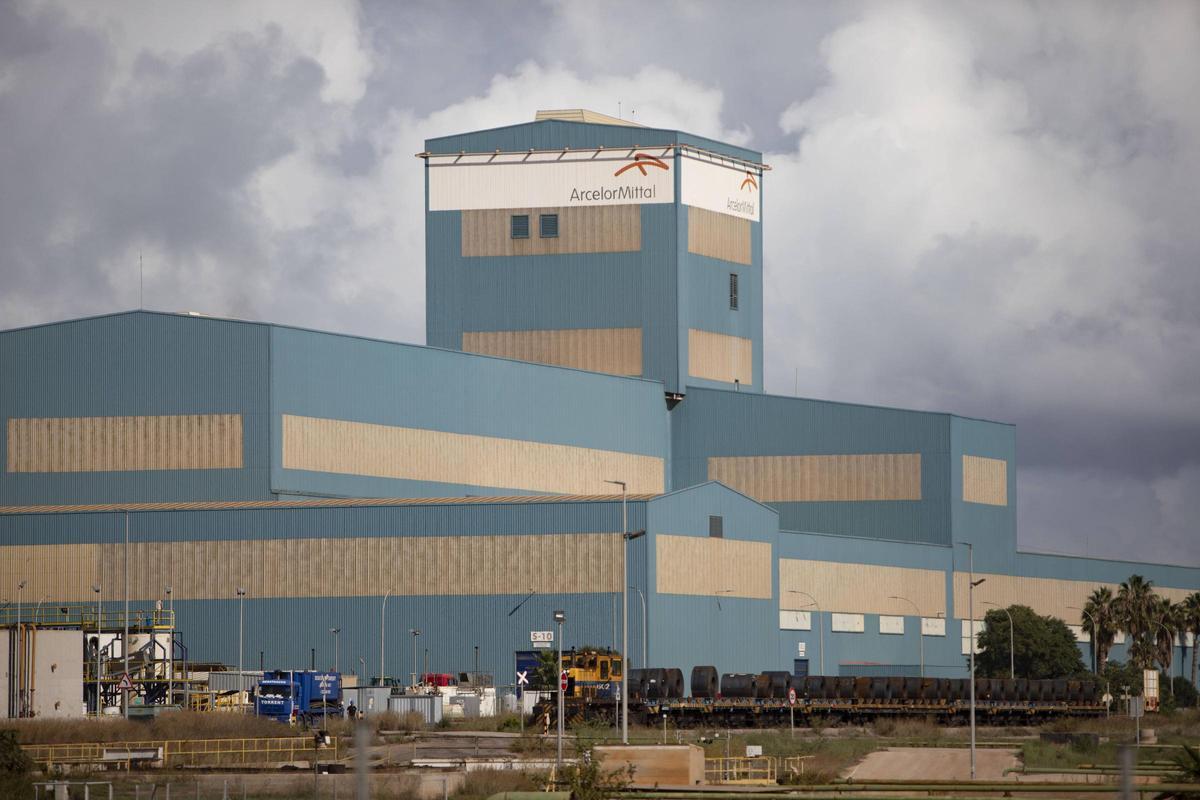 Planta de ArcelorMittal en Sagunt, donde desarrolla su actividad la empresa que despidió a un trabajador por agredir a otro con un casco de moto.