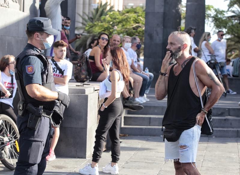 Concentración contra las mascarillas y las vacunas Santa Cruz de Tenerife  | 16/08/2020  | 16/08/2020 | Fotógrafo: María Pisaca Gámez