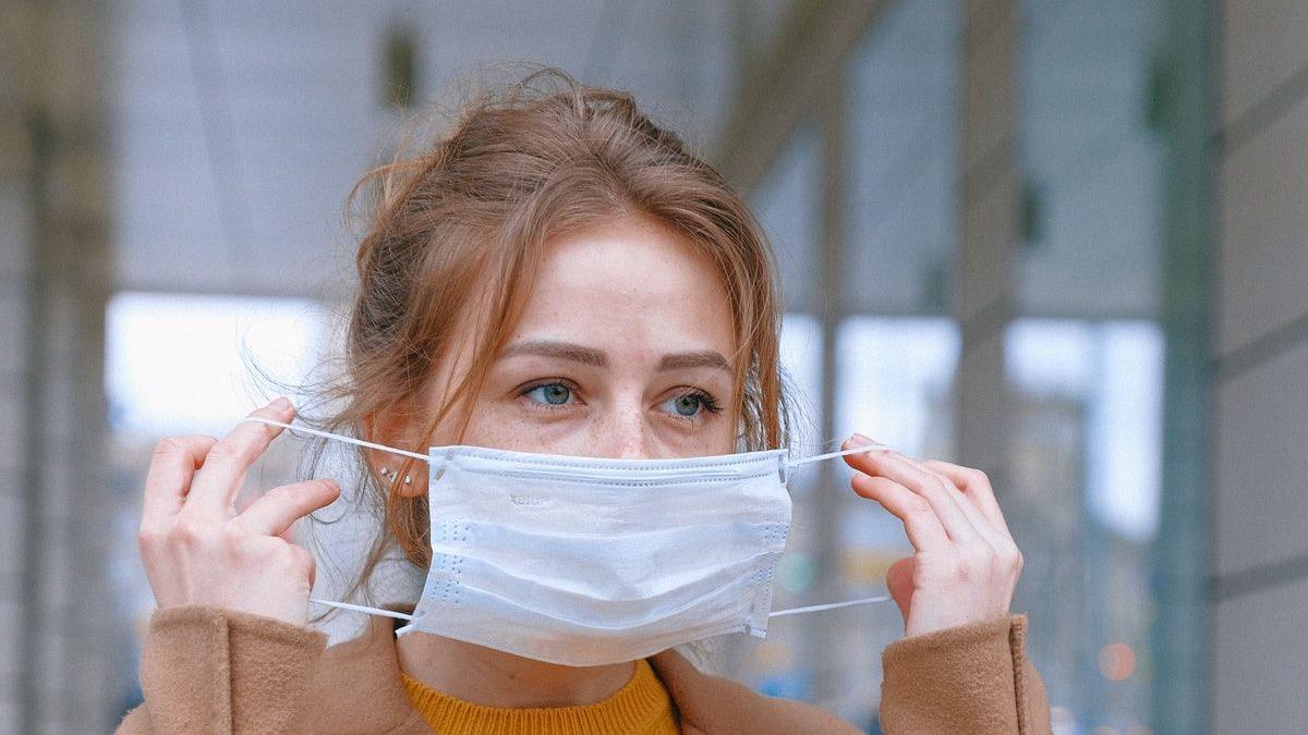 Qué es el 'maskné' y cómo librarse de los granos causados por las mascarillas