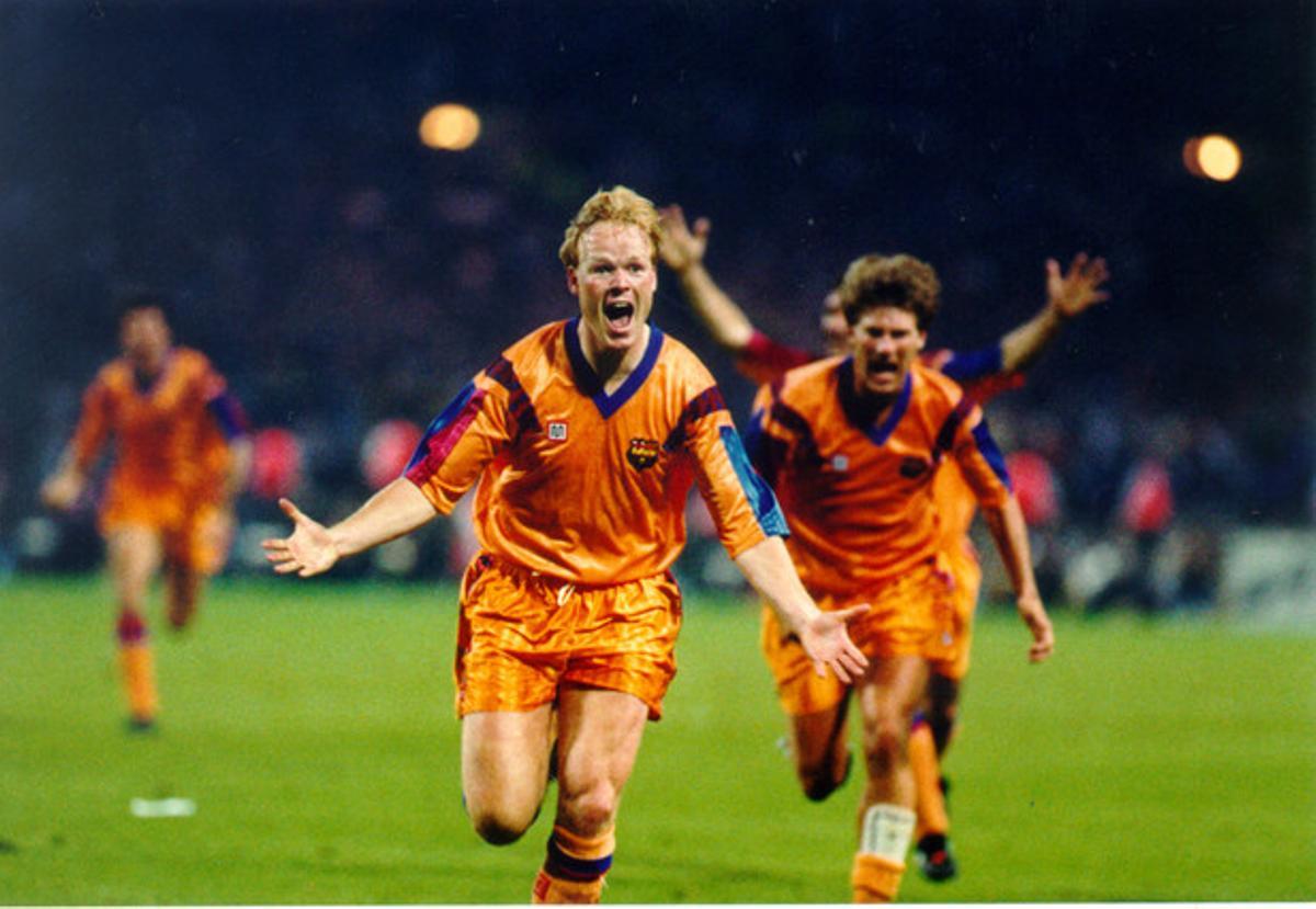 Koeman celebra el gol del triomf, seguit de Laudrup i Stóitxkov.
