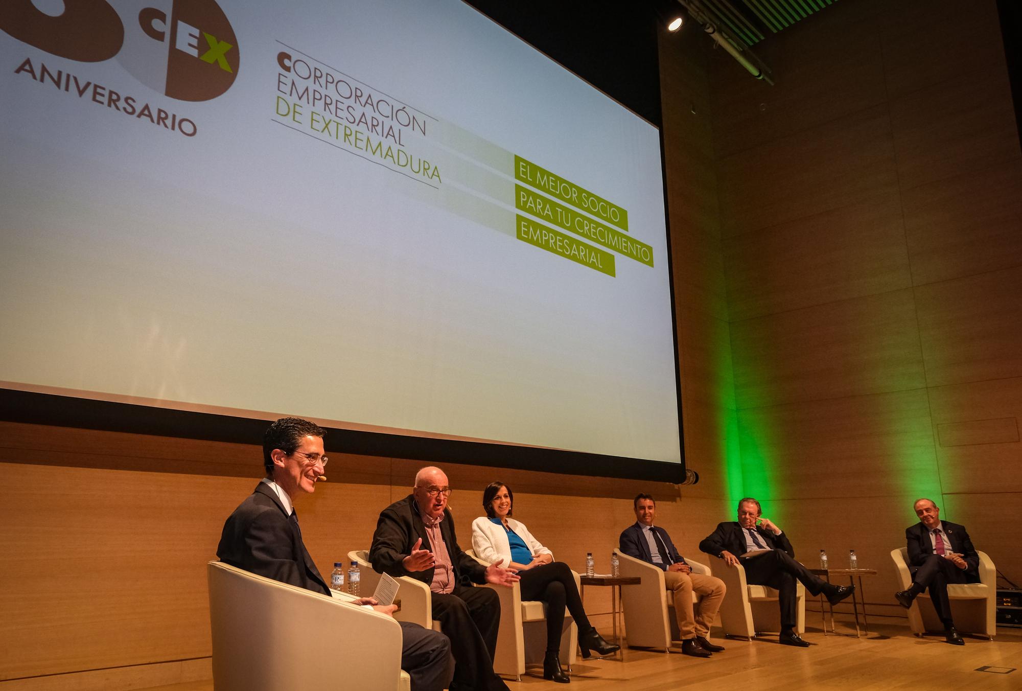 Mesa redonda, moderada por Fernando Planelles con Manuel López, Inmaculada López, Pedro Fernández izquierdo, Alberto Giménez y José Luis Morlanes.