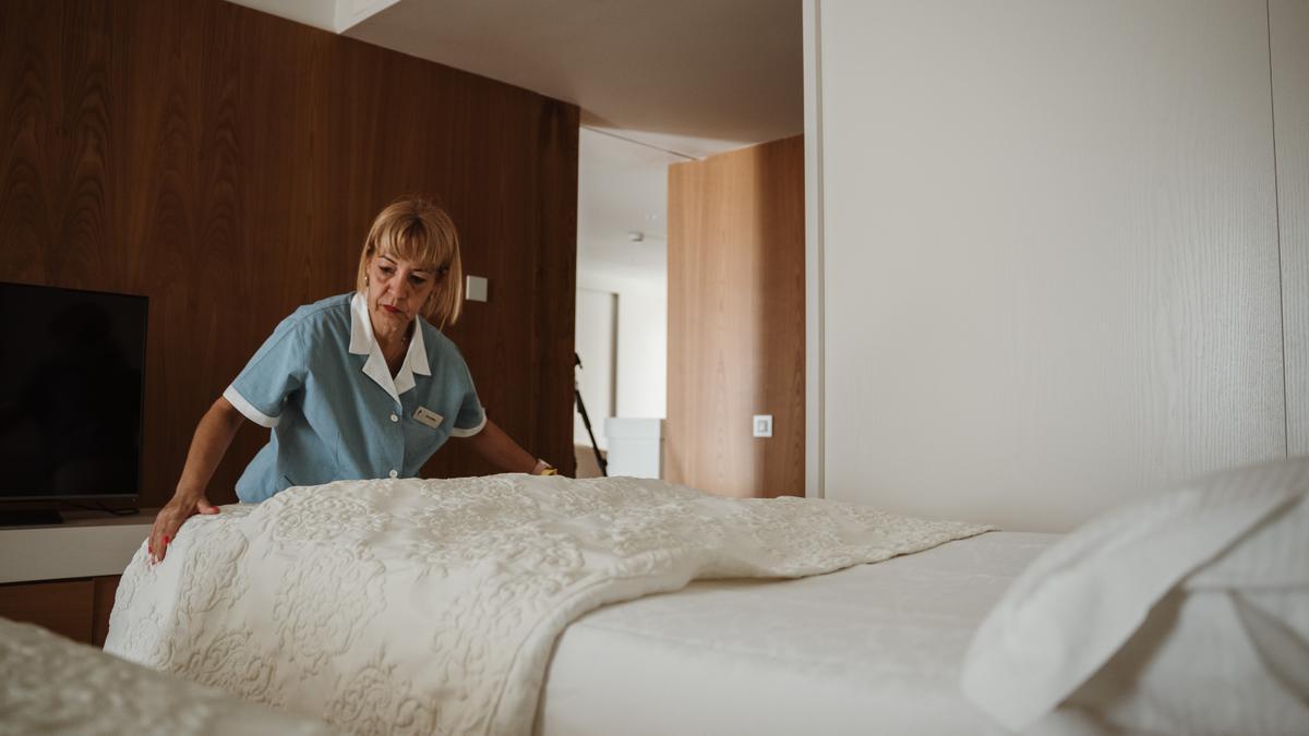 Ein Zimmermädchen in einem Hotel auf Mallorca.