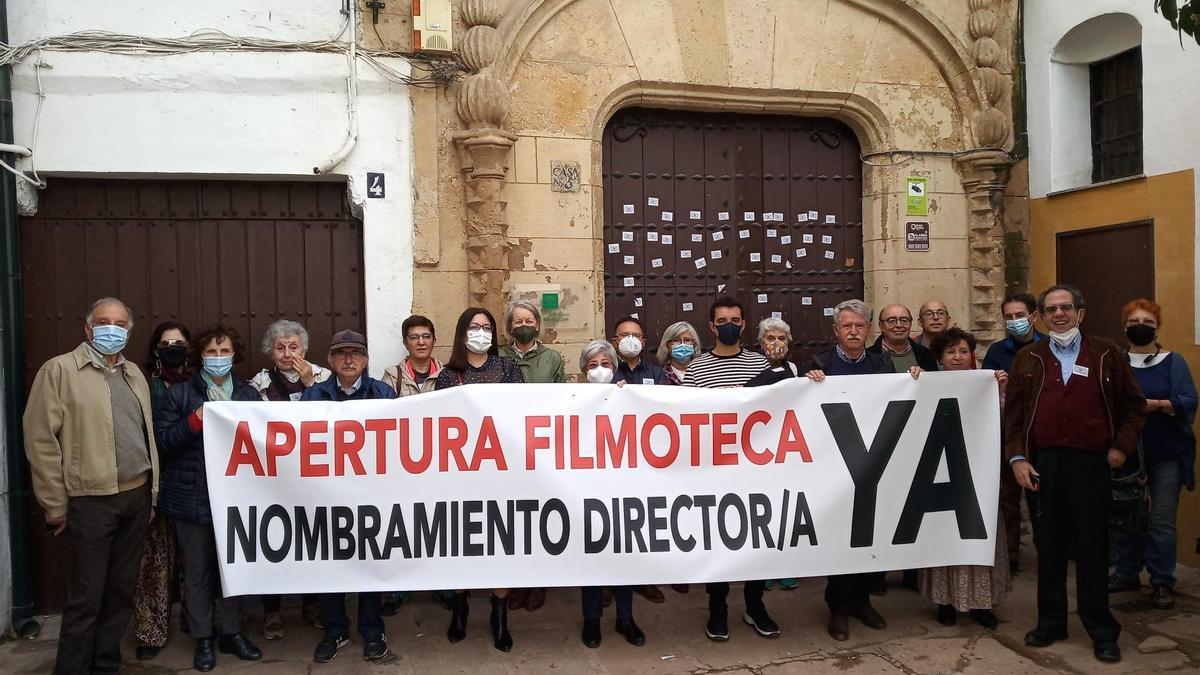 Concentración de la plataforma en la puerta de la Filmoteca, en Medina y Corella.