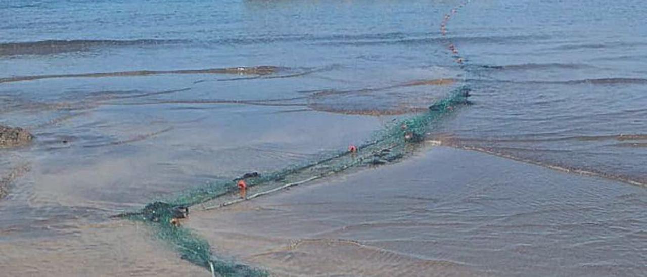 Las redes que encontraron los agentes del Servicio de Vigilancia Pesquera en la playa de Cueva, en la desembocadura del Esva. | M. V.