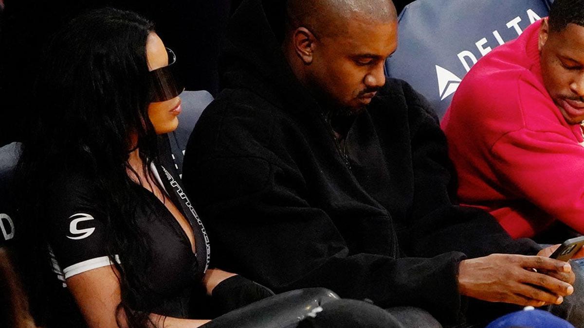 Kanye West y Chaney Jones en un partido