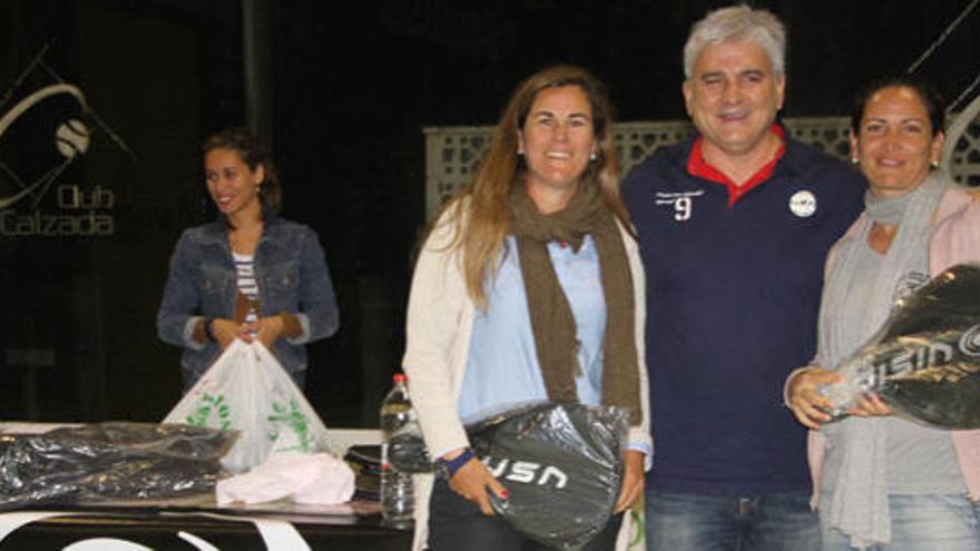 Magüi Serna (i), junto a José Luis Moracho y Helena Castellano durante la clausura del I Torneo Vision.  i LP/DLP