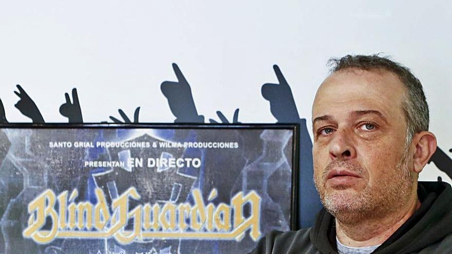 Enrique Granda, con el cartel del concierto de Avilés. | Julián Rus