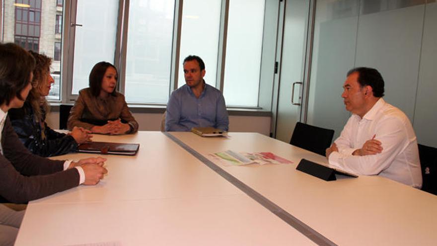 José Crespo (derecha), durante la reunión con los representantes de abogados y procuradores.