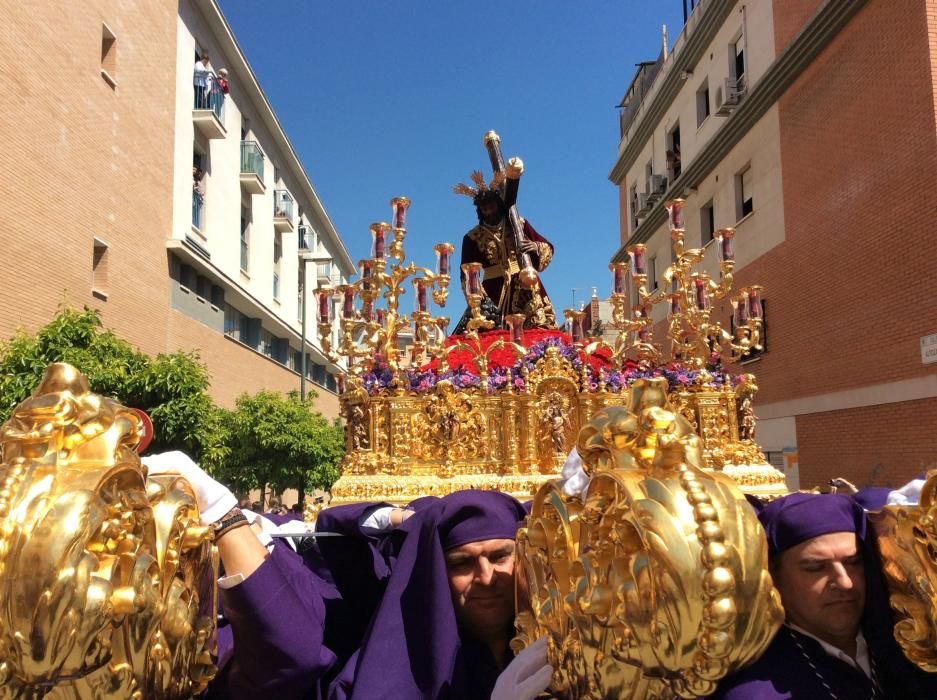 La Hermandad del Jesús Nazareno de los Pasos y María del Rocío Coronada abre los cortejos del día desde el entorno de la plaza de la Victoria