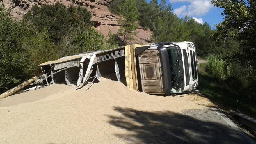 Bolca un camió entre Avinyó i Sant Feliu